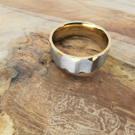 RVS - elegant ring breed Goud met mat zilverkleurig V inham. Zeer chique uitstraling. 
