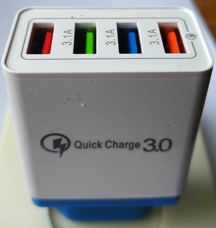 "Quick Charge 3.0" Snellader ; 3x usb + 1x QC 3.0 usb