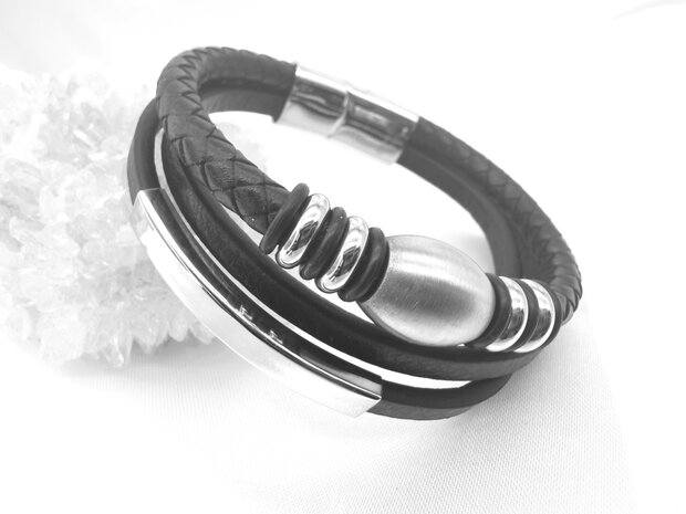 Dreiteiliges schwarzes Lederarmband mit Edelstahldesign.