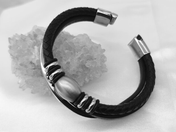 Dreiteiliges schwarzes Lederarmband mit Edelstahldesign.