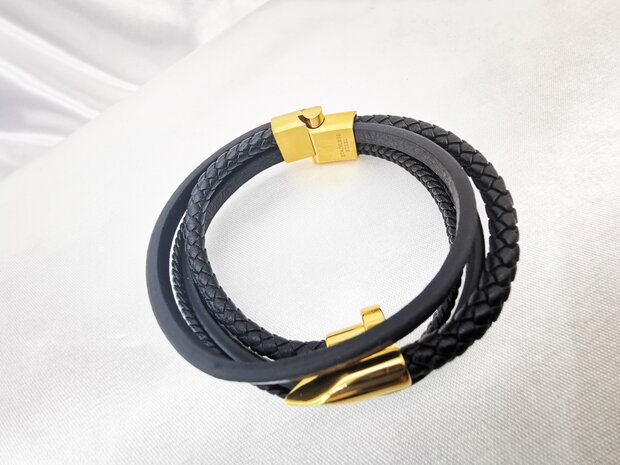 Zwarte leren 4 delig armband met rvs goudkleurig spijker design.