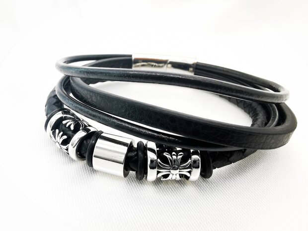 Stoere Zwart 4 delig leren armband met RVS Fleur de Lis elementen.