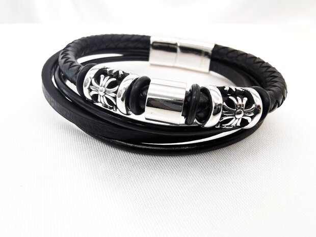 Stoere Zwart 4 delig leren armband met RVS Fleur de Lis elementen.