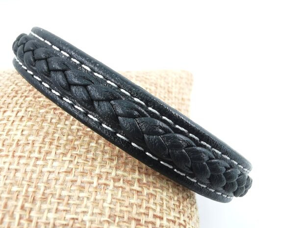 Stilvolles Herrenarmband aus schwarzem Leder mit kontrastierenden weißen Nähten.