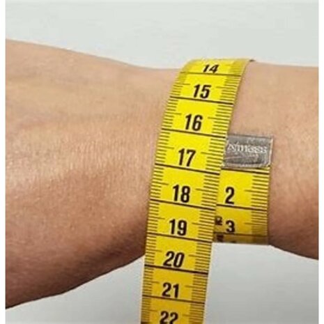 Stilvolles Herrenarmband aus schwarzem Leder mit kontrastierenden weißen Nähten.