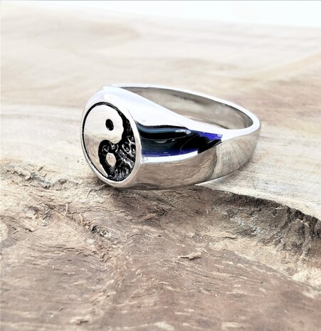 RVS zegelring met symbool - Yin yang- 3D Yin in zwart coating en Yang in zilver. 