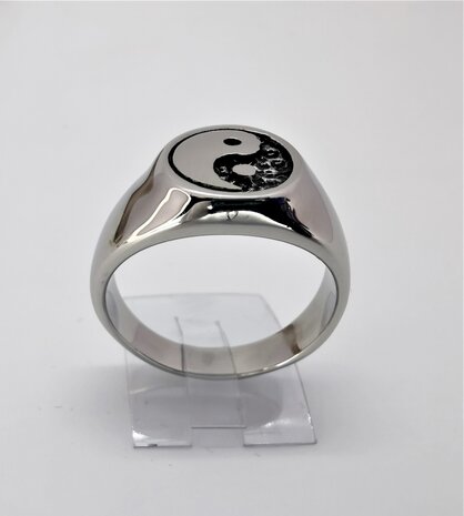 RVS zegelring met symbool - Yin yang- 3D Yin in zwart coating en Yang in zilver. 