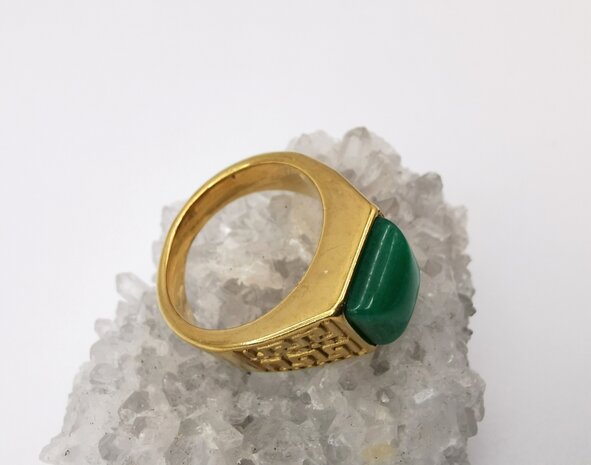 Edelstahl-Edelstein-Grüner Calcit-goldfarbener griechischer Design-Ring. Vierkantringe mit Schutzstein