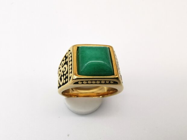 RVS Edelsteen vierkant Jade goudkleurig Ring. met zwarte/goud patronen aan de zijkant. 