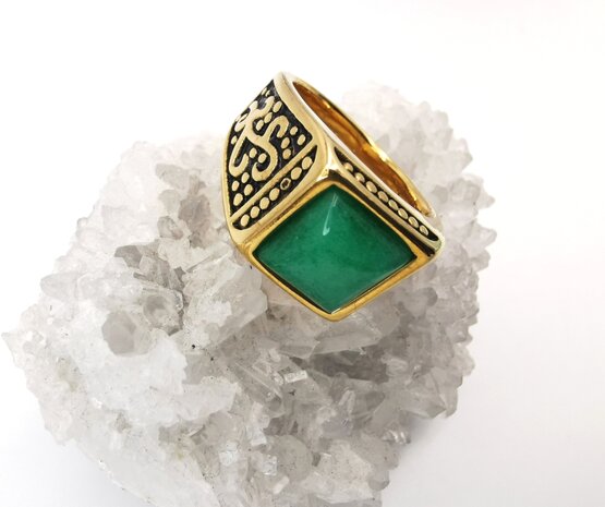 RVS Edelsteen vierkant Jade goudkleurig Ring. met zwarte/goud patronen aan de zijkant. 