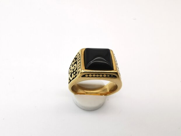 RVS Edelsteen vierkant Zwart Onyx goudkleurig Ring. met zwarte/goud patronen aan de zijkant. 