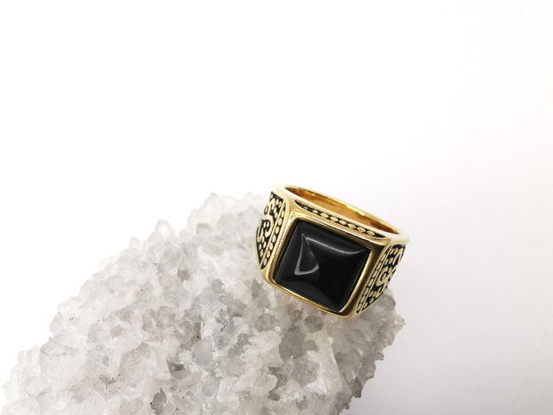 Edelstahl-Edelstein-quadratischer schwarzer Onyx-Goldring. mit schwarz/goldenen Mustern an der Seite.