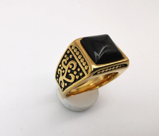 RVS Edelsteen vierkant Zwart Onyx goudkleurig Ring. met zwarte/goud patronen aan de zijkant. 