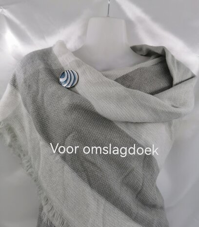 Magneet, broche, met schuine streep, Zilverkleurig voor omslagdoek, sjaal en vest te sluiten.