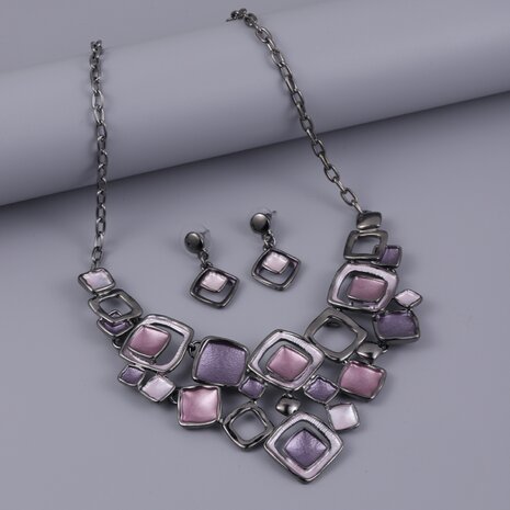 Set: Designer-Halskette in Schwarz mit quadratischem, mehrfarbigem Emaille-Schmuck in Altrosa.