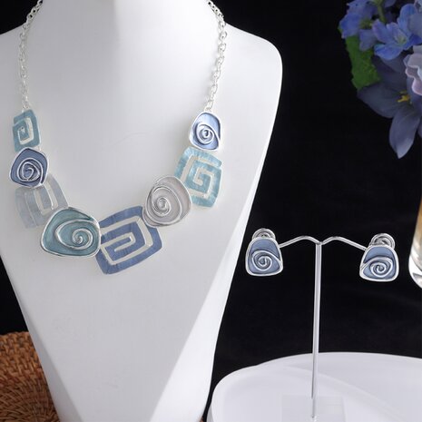 Set: Design mit spiralförmigem, mehrfarbigem, blauem Emaille-Schmuck.