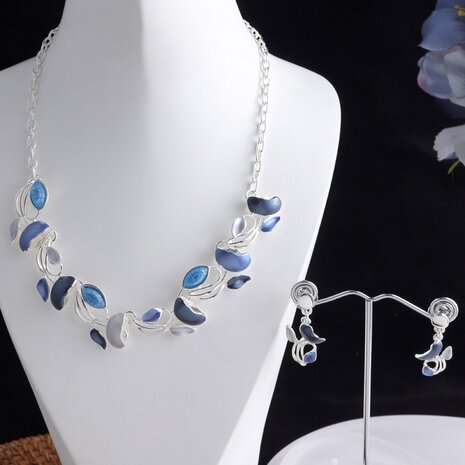 Set: Designer-Schmuck aus farbenfrohem blauem Emaille.