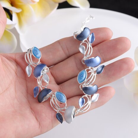 Set: Designer-Schmuck aus farbenfrohem blauem Emaille.