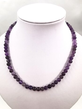 Halskette Amethyst 6 mm Perlen mit Edelstahlverschluss.