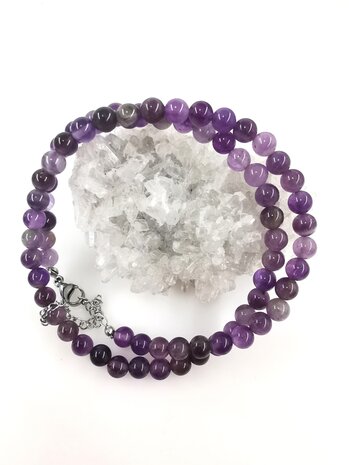 Halskette Amethyst 6 mm Perlen mit Edelstahlverschluss.