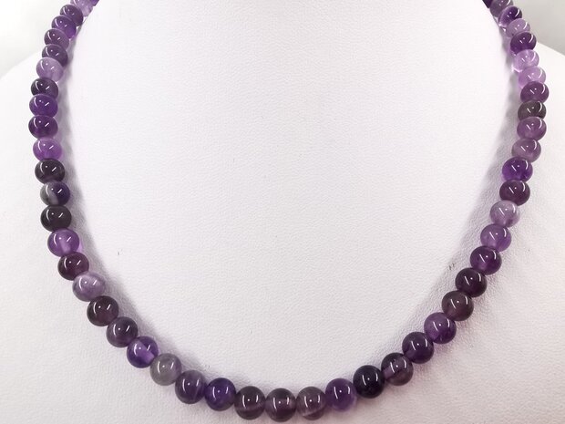 Halskette Amethyst 6 mm Perlen mit Edelstahlverschluss.