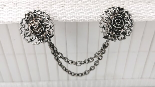 Clips met dubbel ketting, roos hartenblad, in antiek zilverkleur.