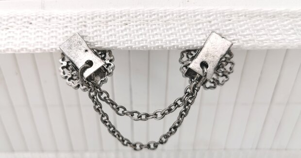 Clips met dubbel ketting, roos hartenblad, in antiek zilverkleur.