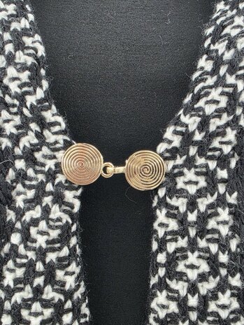 Vest clip haak "Spiraal" symbool, voor vest, sjaal, omslagdoek, antiek goudkleurig.