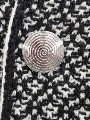 Magneet, broche, rond, levensspiraal, zilverkleurig voor omslagdoek, sjaal en vest te sluiten.