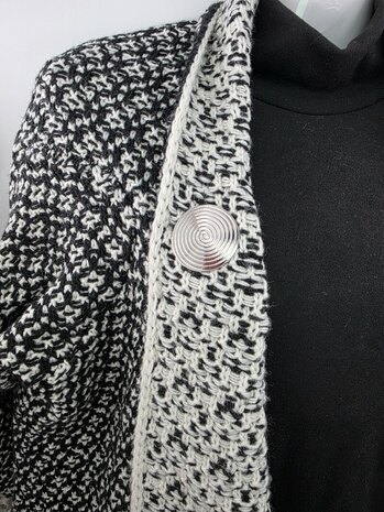 Magneet, broche, rond, levensspiraal, zilverkleurig voor omslagdoek, sjaal en vest te sluiten.