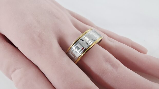 Stalen RVS Ring Griekse Meander zilver geborsteld met gouden rand. maat 17 tm 23