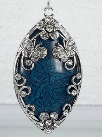 Schalkette aus Schal mit ovalem Anh&auml;nger &bdquo;Adern des Lebens&ldquo;.