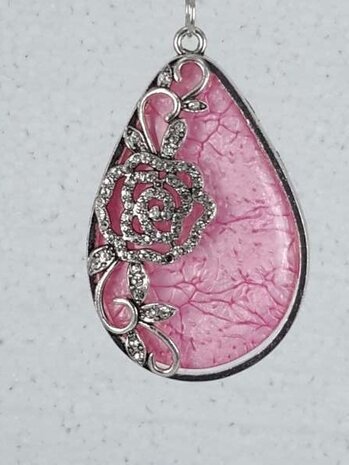 Schalkette mit pinkfarbenem Tropfenanh&auml;nger &bdquo;Venes of Life&ldquo;.