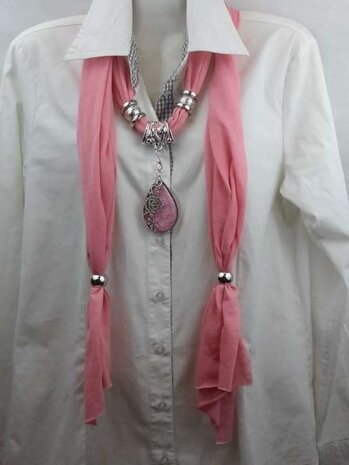 Schalkette mit pinkfarbenem Tropfenanh&auml;nger &bdquo;Venes of Life&ldquo;.