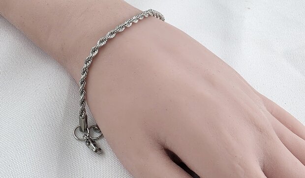 Edelstahl-Set. Silberfarbene gedrehte Halskette mit Armband