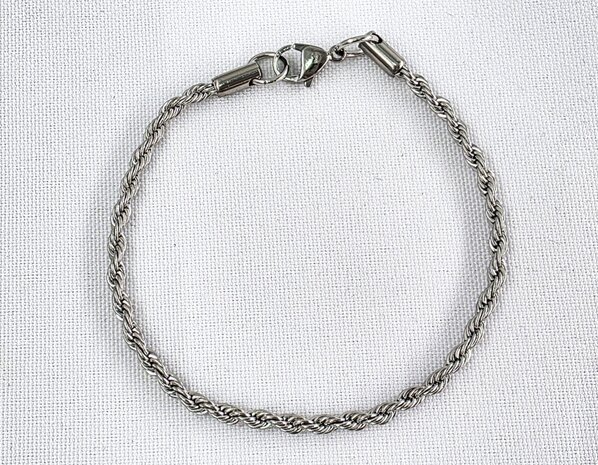 Edelstahl-Set. Silberfarbene gedrehte Halskette mit Armband