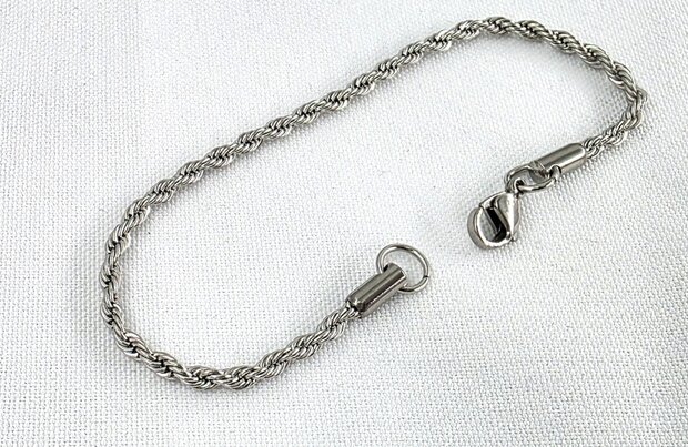 Edelstahl-Set. Silberfarbene gedrehte Halskette mit Armband