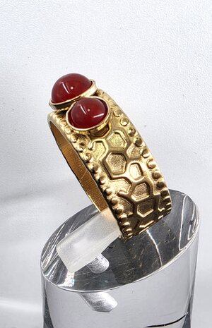 Edelstahlring mit drei roten Achat-Edelsteinen, goldfarben