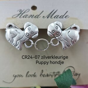 Clips, met puppy hondje en midden een ring in kleur antiek zilver look. 