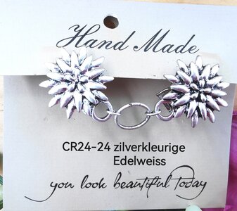 Clips, met  Edelweiss en midden een ring in kleur antiek zilver look. 